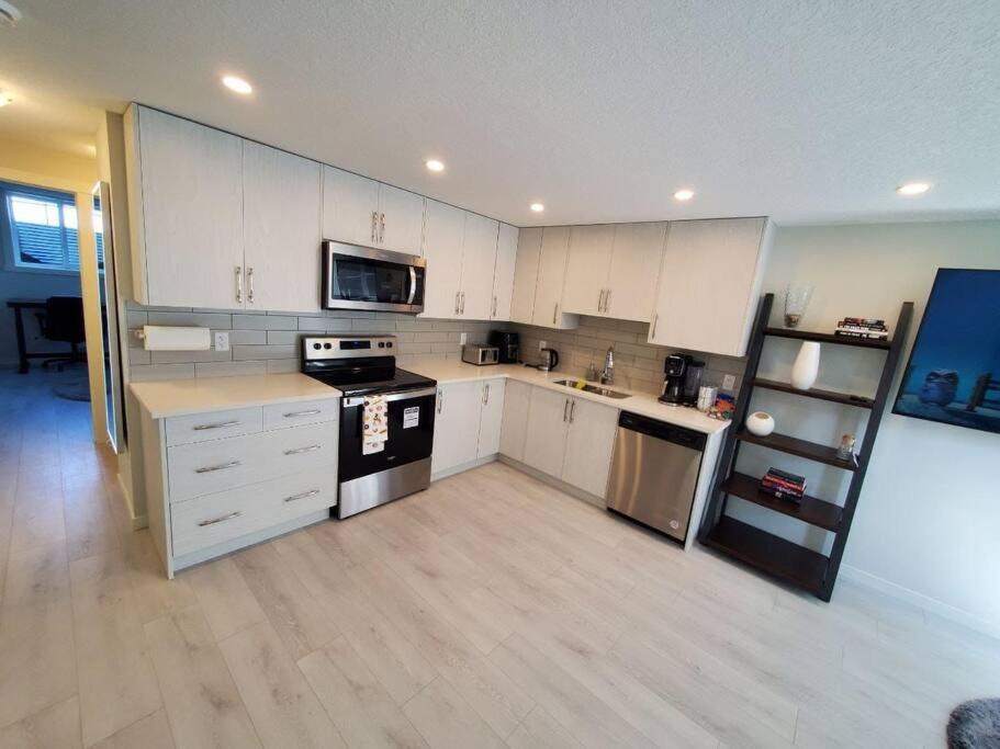 Cozy Rockland Park Unit+Parking Daire YYC Dış mekan fotoğraf