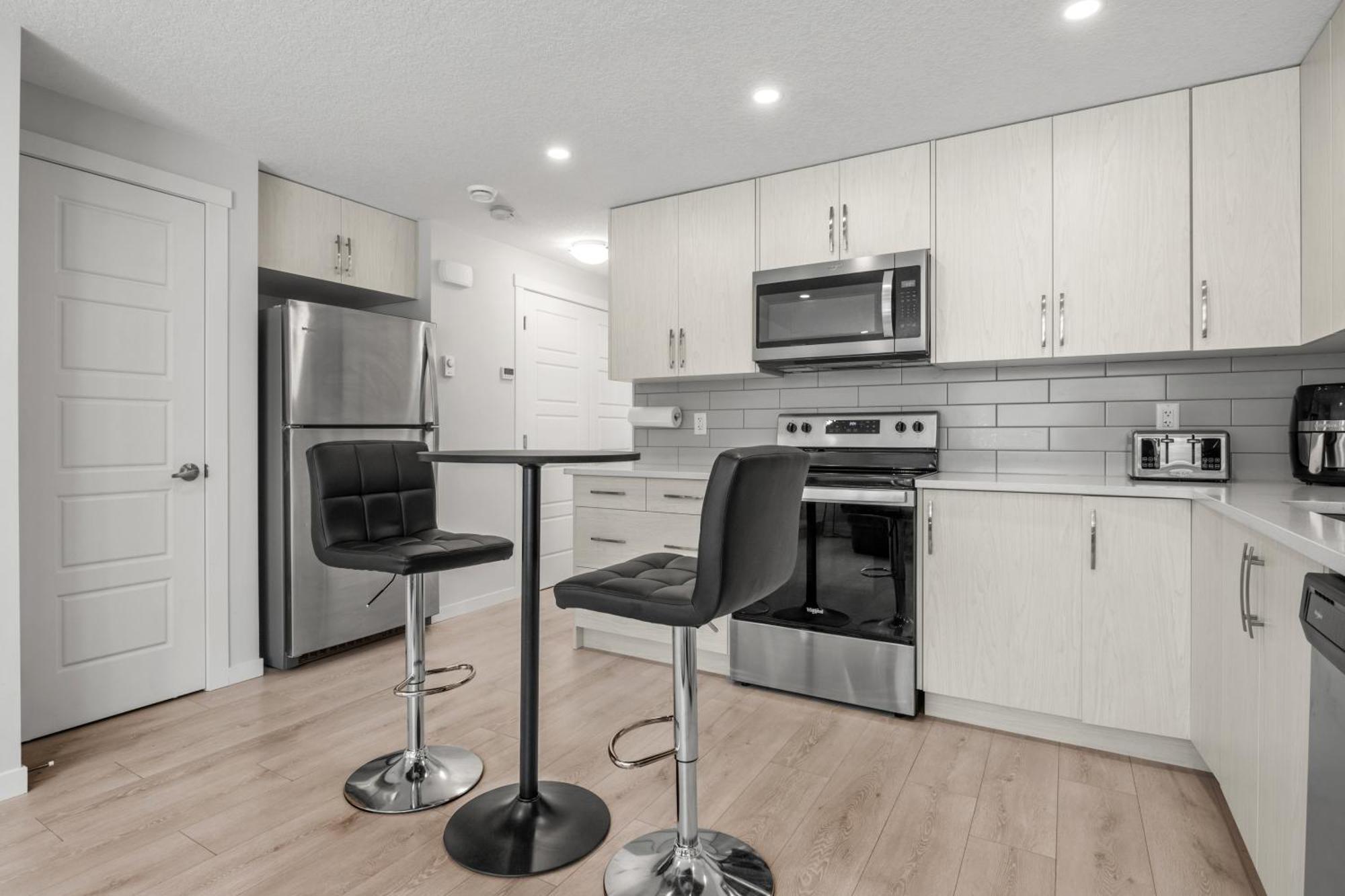 Cozy Rockland Park Unit+Parking Daire YYC Dış mekan fotoğraf