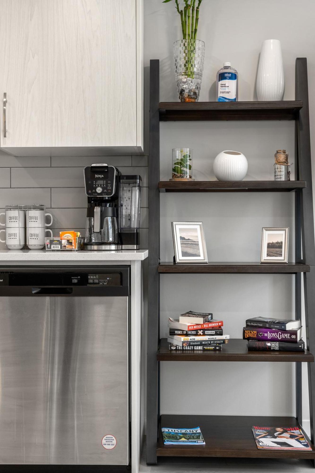 Cozy Rockland Park Unit+Parking Daire YYC Dış mekan fotoğraf