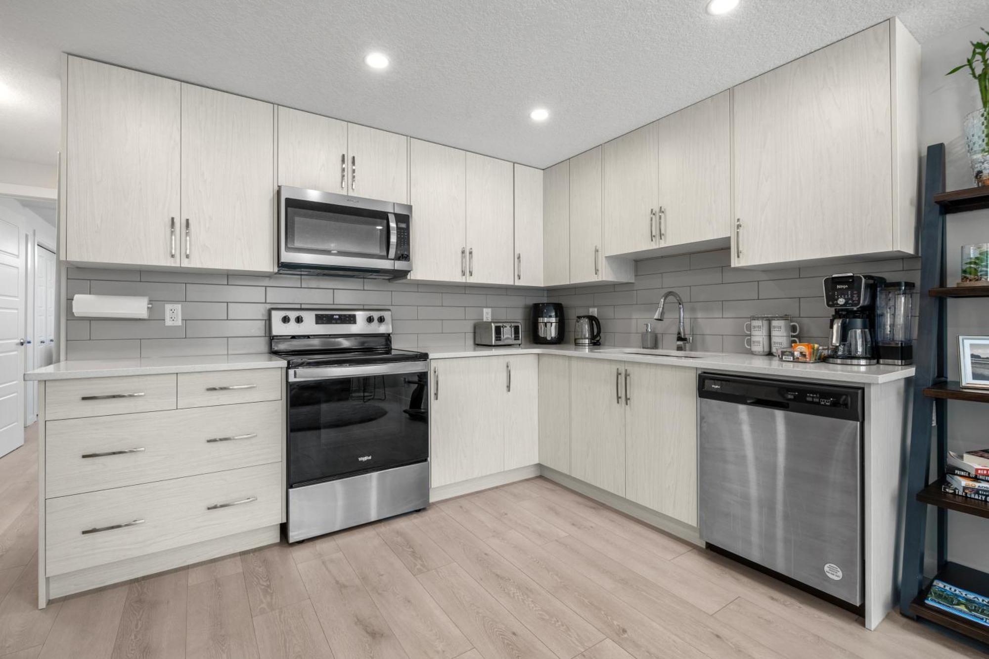 Cozy Rockland Park Unit+Parking Daire YYC Dış mekan fotoğraf