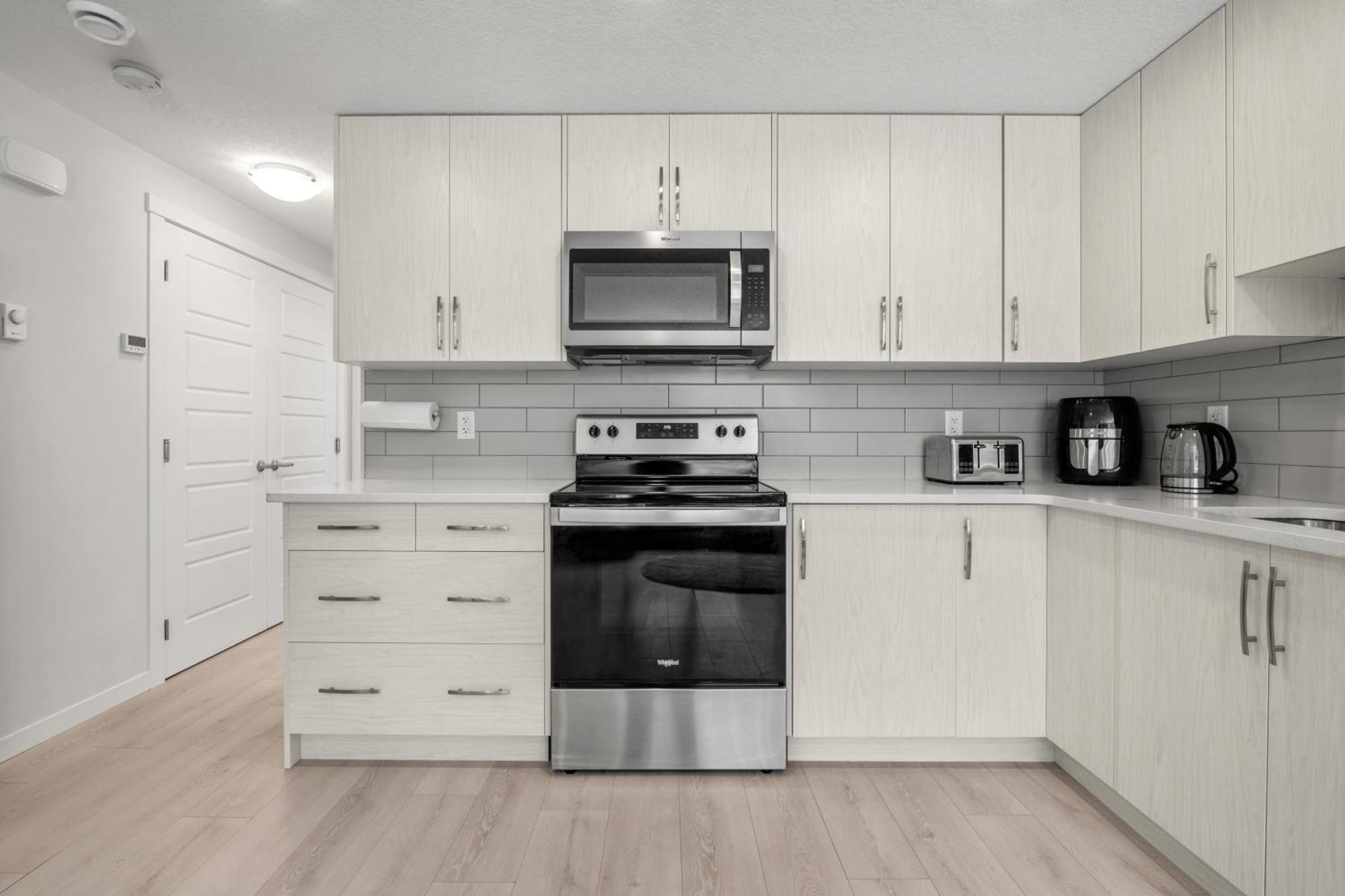 Cozy Rockland Park Unit+Parking Daire YYC Dış mekan fotoğraf